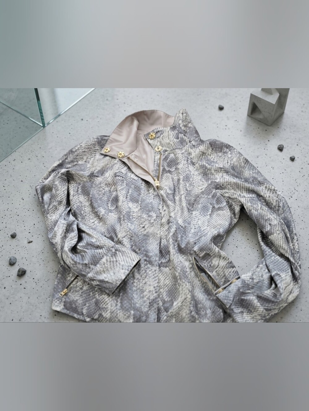 Chico's Zenergy Reversible Snake Print Jacket Sz 0 Grey Taupe